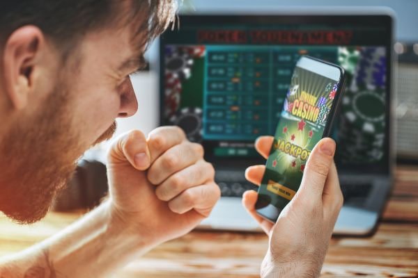 Pengguna menulis email bantuan yang aman